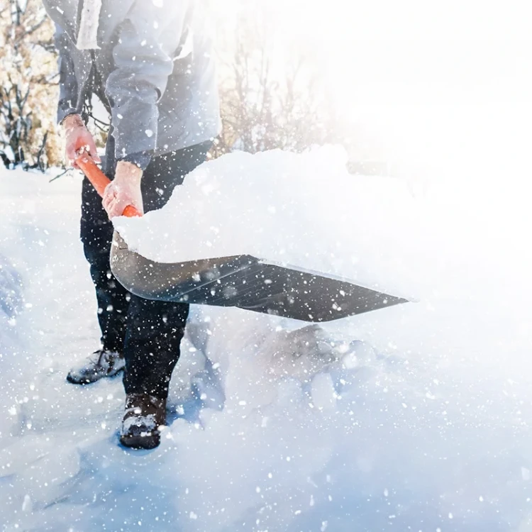 Łopata do śniegu z drewnianym trzonkiem 135 cm