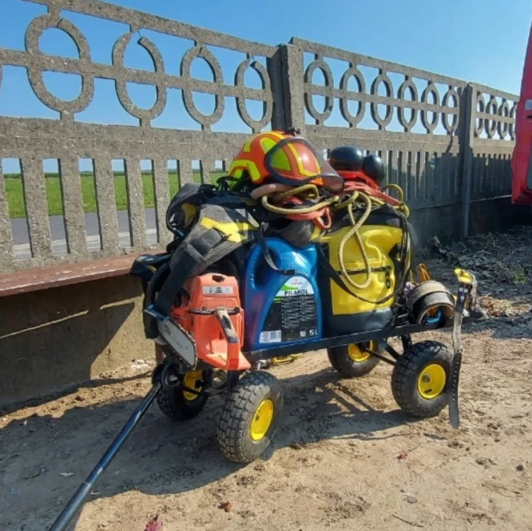 Metalowy wózek ogrodowy