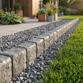 Szara palisada granitowa - obrzeże trawnikowe 30 cm