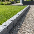 Szara palisada granitowa - obrzeże trawnikowe 30 cm