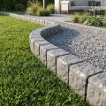 Szara palisada granitowa - obrzeże trawnikowe 30 cm