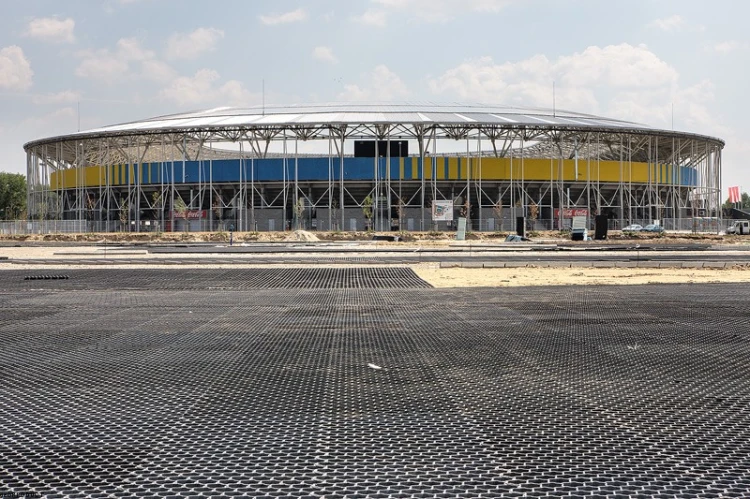 S60 w zastosowaniu parking przed stadionem